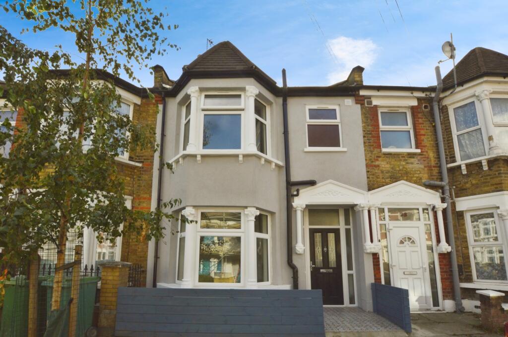 3 bed terraced house in Kitchener Road London E17 4LJ
