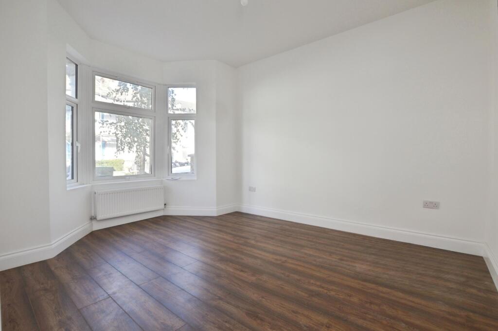 3 bed terraced house in Kitchener Road London E17 4LJ