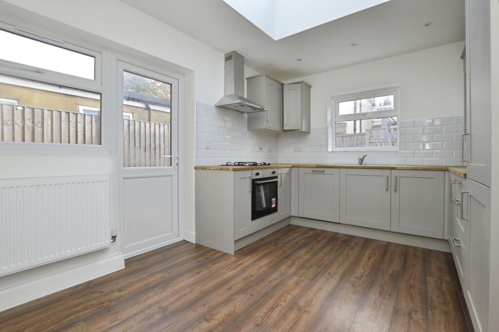 3 bed terraced house in Kitchener Road London E17 4LJ