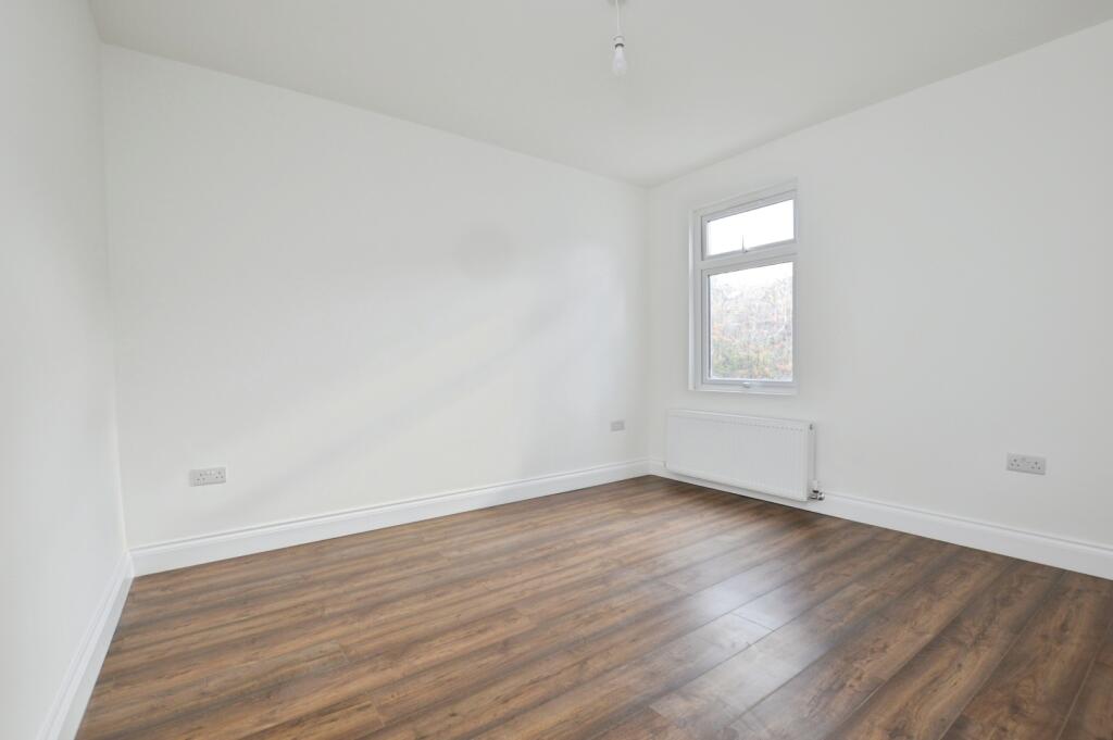 3 bed terraced house in Kitchener Road London E17 4LJ