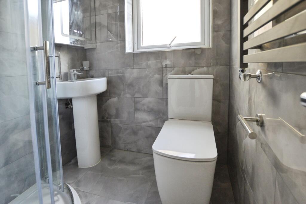 3 bed terraced house in Kitchener Road London E17 4LJ