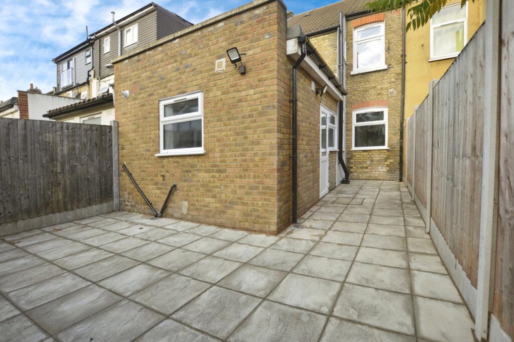 3 bed terraced house in Kitchener Road London E17 4LJ
