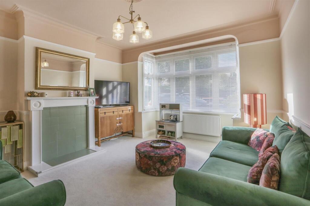 3 bed semi-detached house in The Chase Wallington SM6 8JS