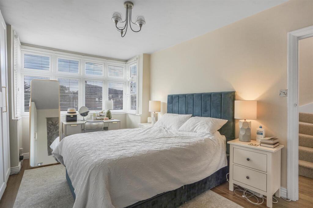 3 bed semi-detached house in The Chase Wallington SM6 8JS