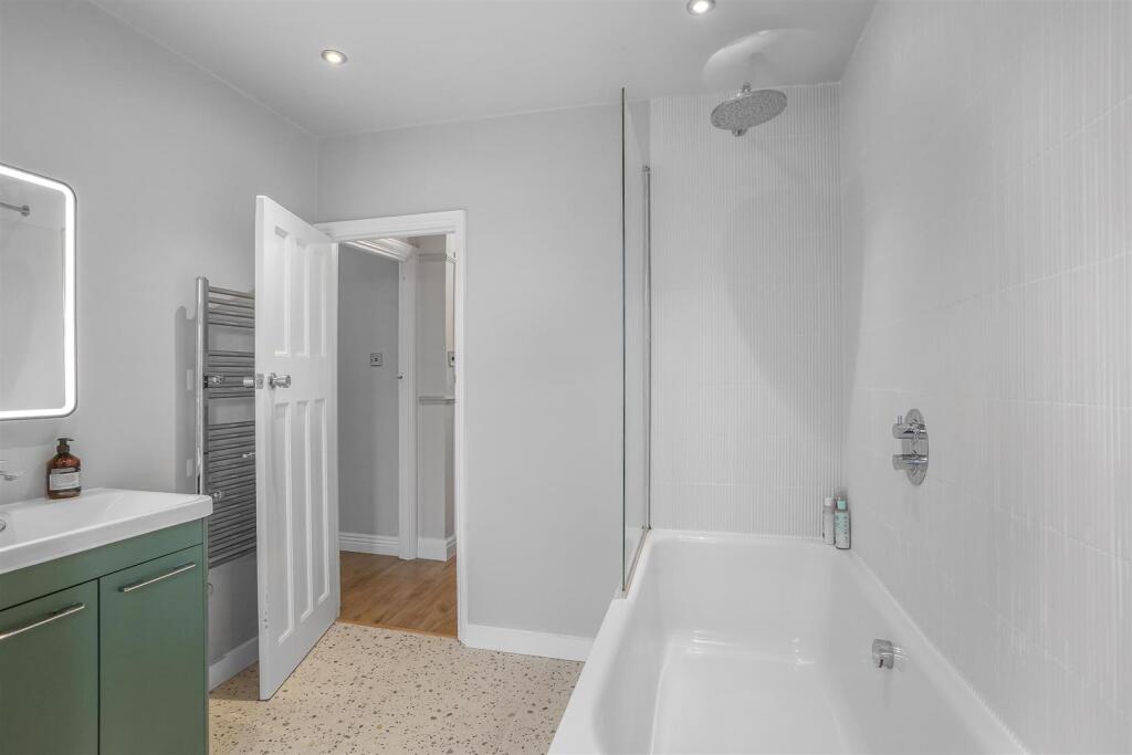 3 bed semi-detached house in The Chase Wallington SM6 8JS