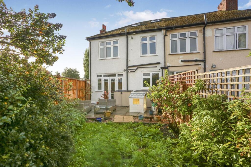 3 bed semi-detached house in The Chase Wallington SM6 8JS