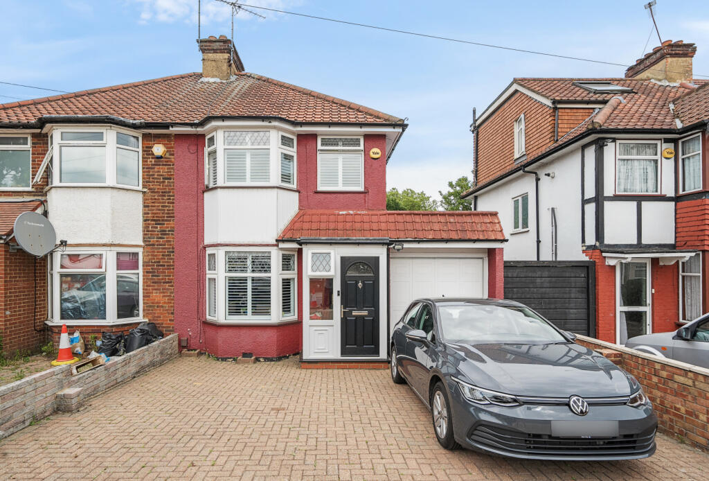 2 bed semi-detached house in The Greenway London NW9 5AT