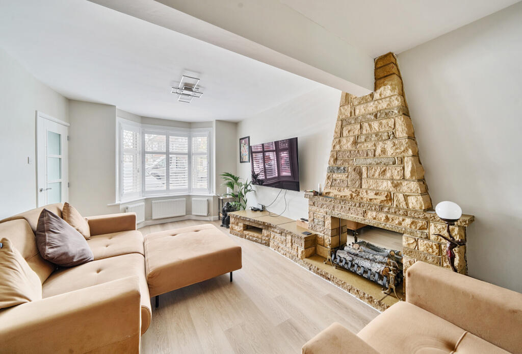 2 bed semi-detached house in The Greenway London NW9 5AT