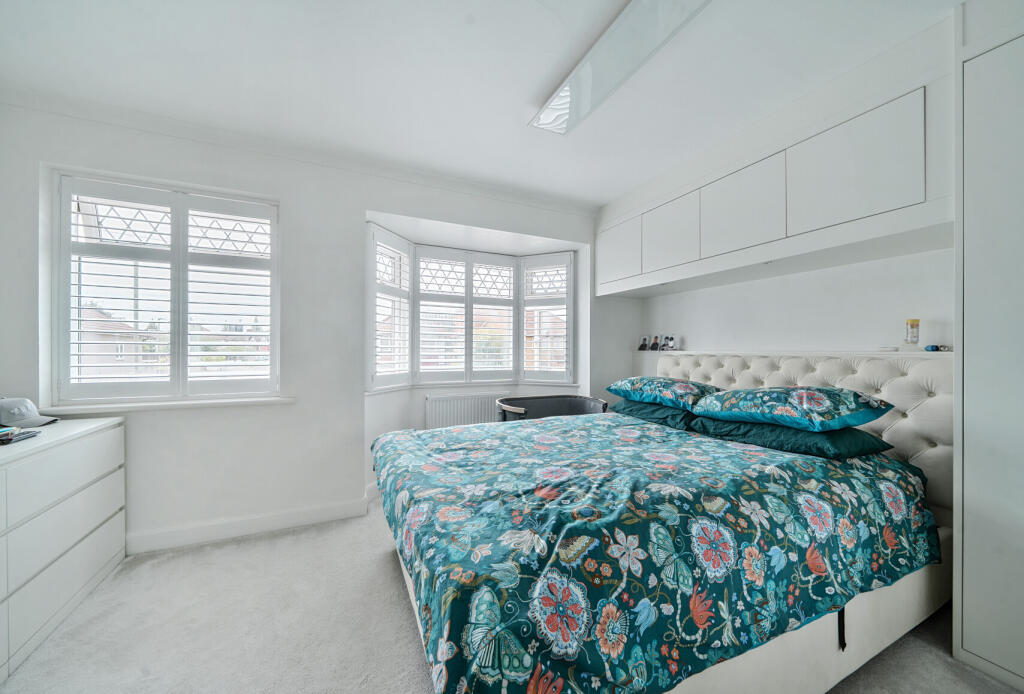 2 bed semi-detached house in The Greenway London NW9 5AT