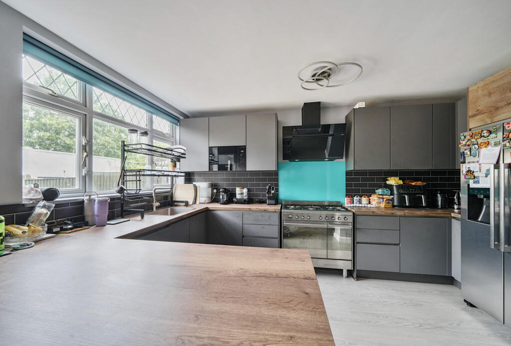 2 bed semi-detached house in The Greenway London NW9 5AT