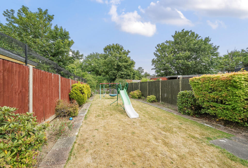 2 bed semi-detached house in The Greenway London NW9 5AT