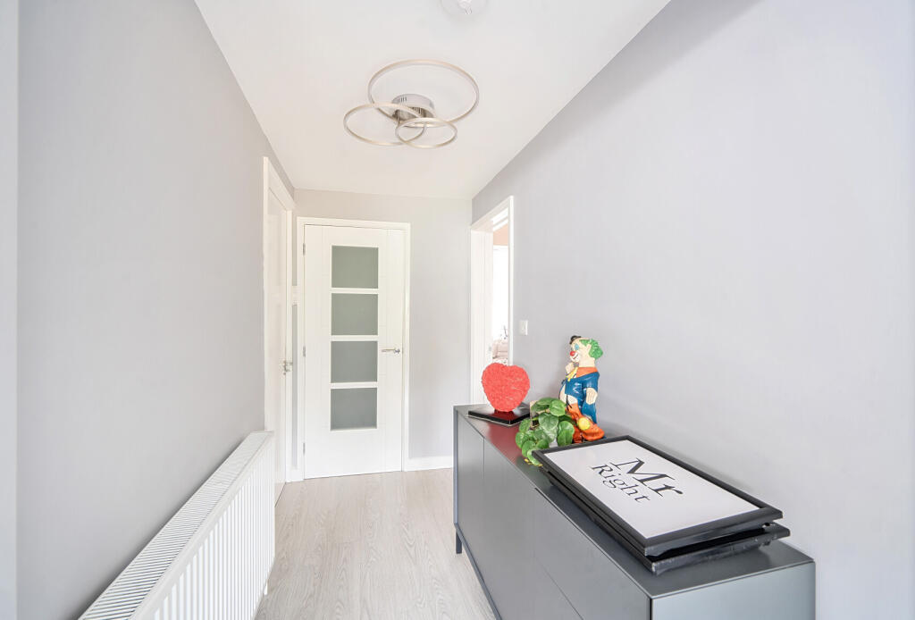 2 bed semi-detached house in The Greenway London NW9 5AT