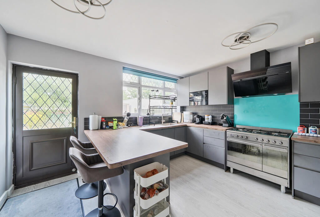 2 bed semi-detached house in The Greenway London NW9 5AT