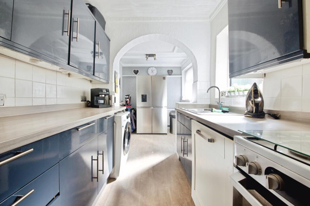 3 bed semi-detached house in Lincoln Avenue Romford RM7 0SR