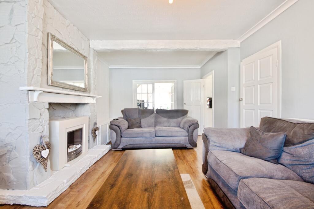 3 bed semi-detached house in Lincoln Avenue Romford RM7 0SR