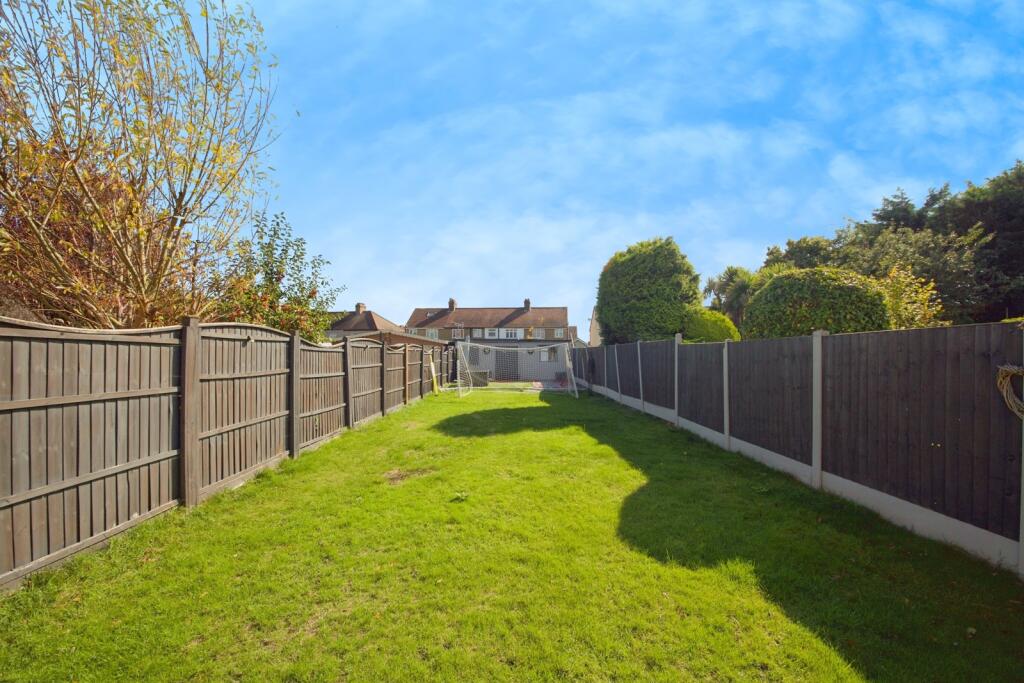 3 bed semi-detached house in Lincoln Avenue Romford RM7 0SR