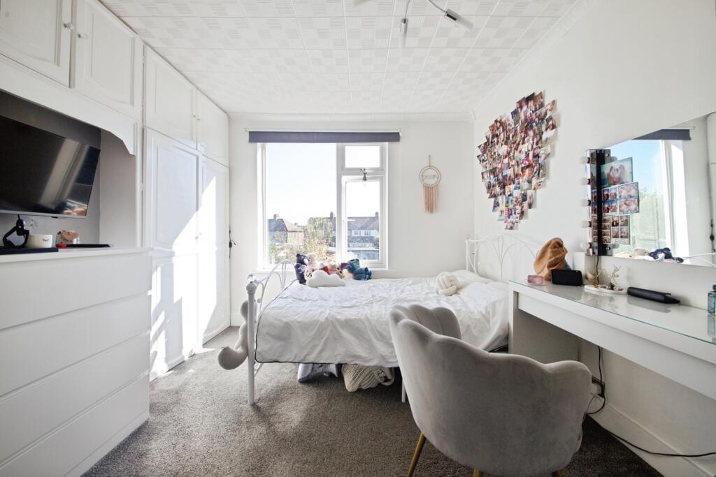 3 bed semi-detached house in Lincoln Avenue Romford RM7 0SR