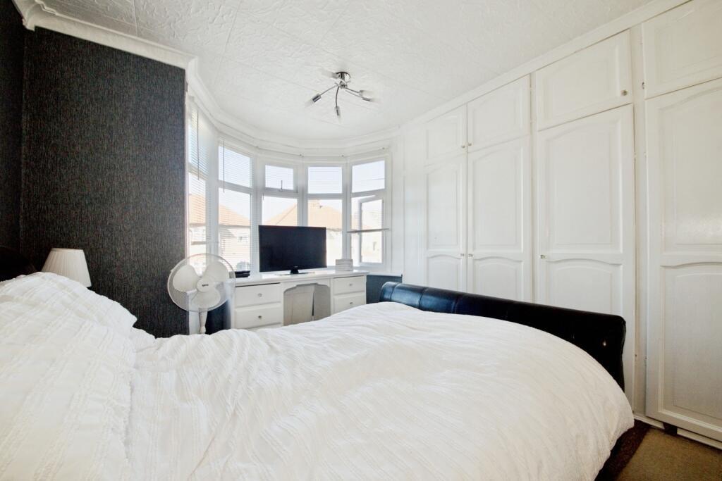 3 bed semi-detached house in Lincoln Avenue Romford RM7 0SR