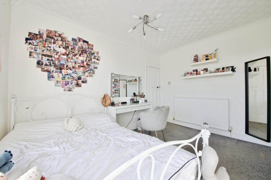 3 bed semi-detached house in Lincoln Avenue Romford RM7 0SR