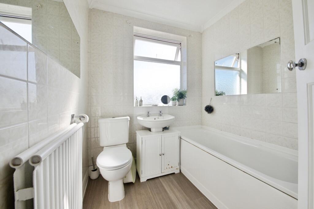 3 bed semi-detached house in Lincoln Avenue Romford RM7 0SR