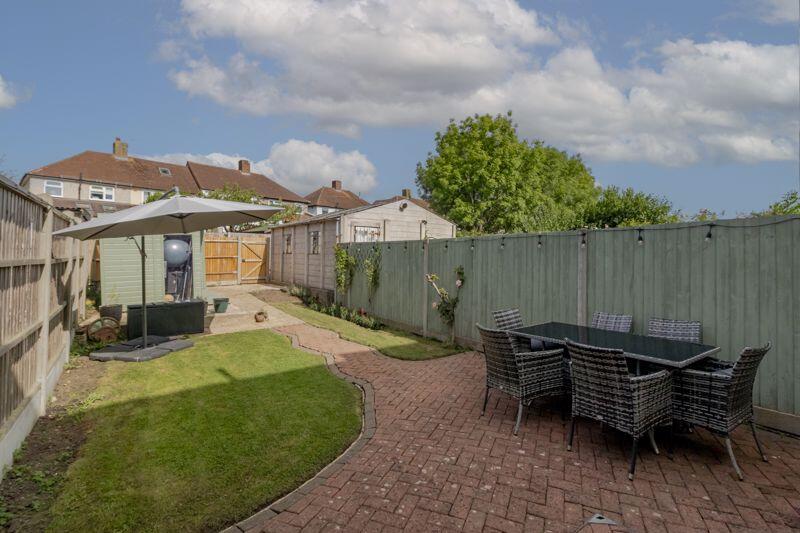 3 bed terraced house in Caverleigh Way Worcester Park KT4 8DG