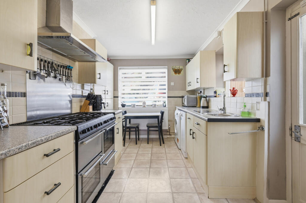 4 bed semi-detached house in Fontayne Avenue Romford RM1 4NR