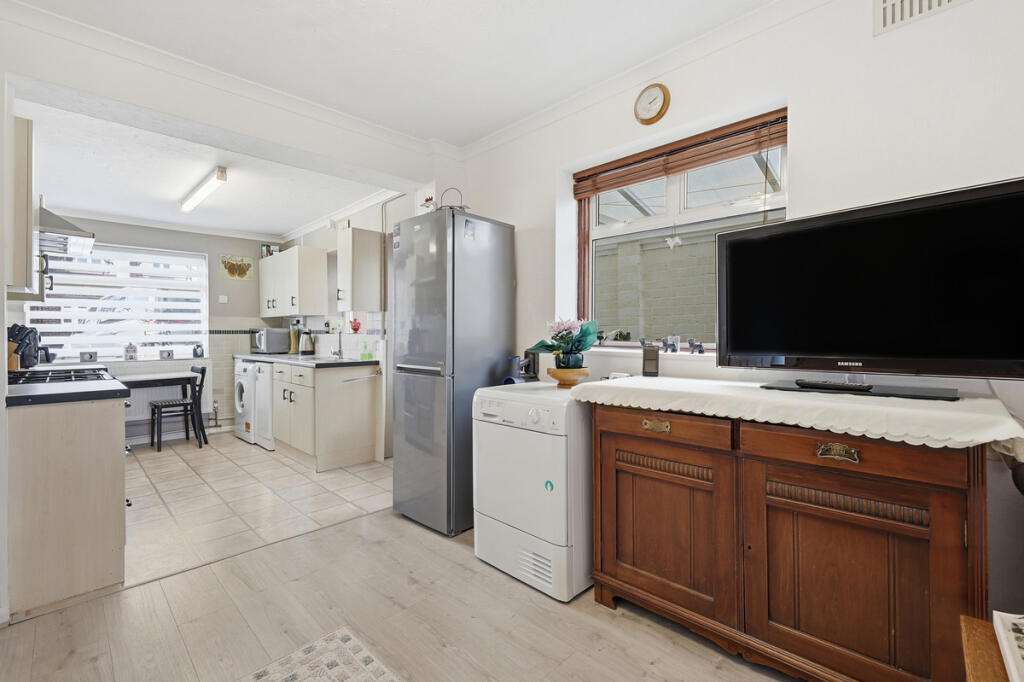 4 bed semi-detached house in Fontayne Avenue Romford RM1 4NR