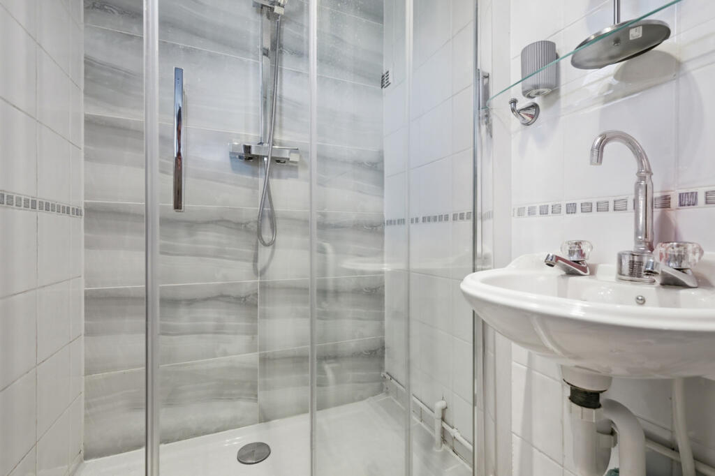 4 bed semi-detached house in Fontayne Avenue Romford RM1 4NR