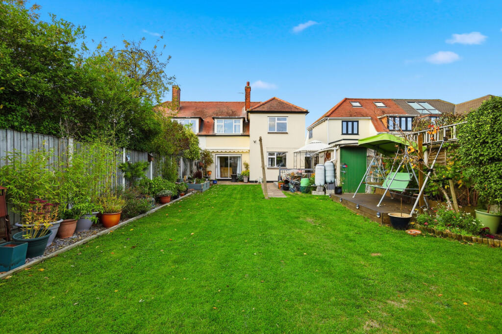 4 bed semi-detached house in Fontayne Avenue Romford RM1 4NR