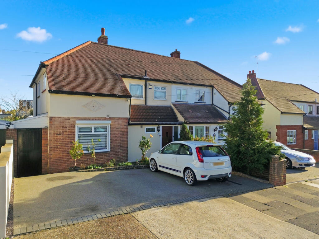 4 bed semi-detached house in Fontayne Avenue Romford RM1 4NR