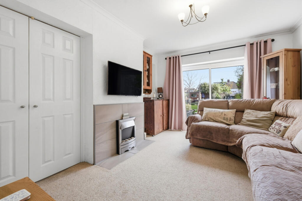 4 bed semi-detached house in Fontayne Avenue Romford RM1 4NR