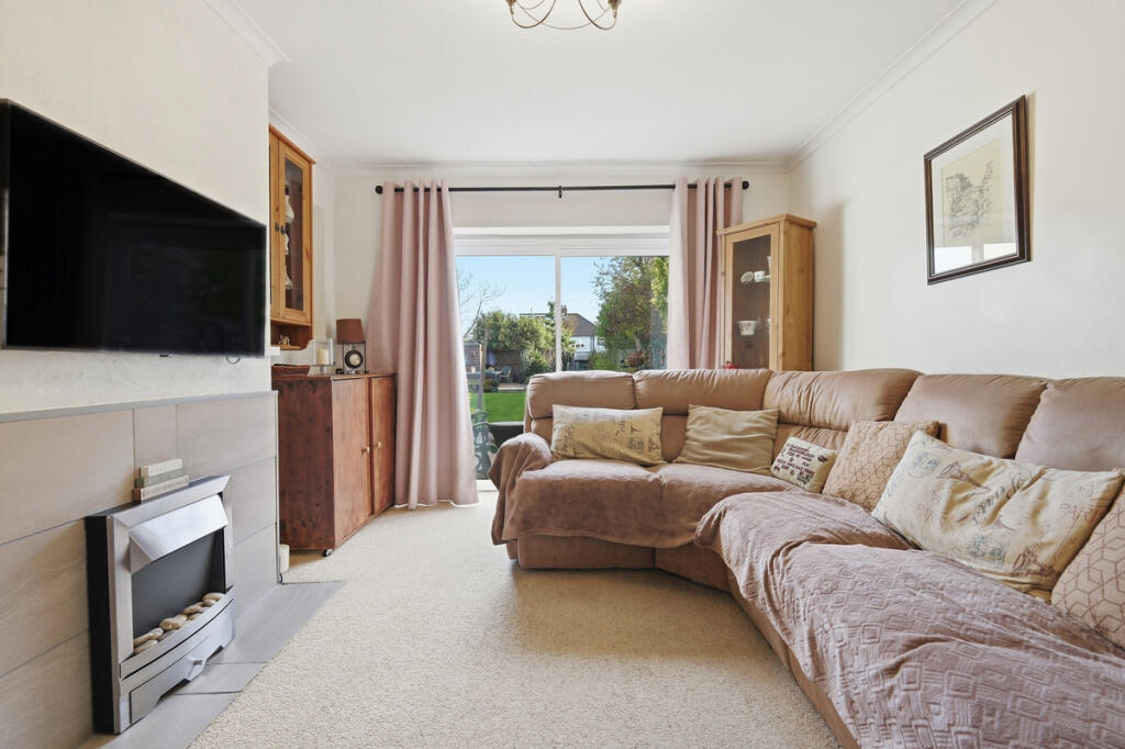 4 bed semi-detached house in Fontayne Avenue Romford RM1 4NR