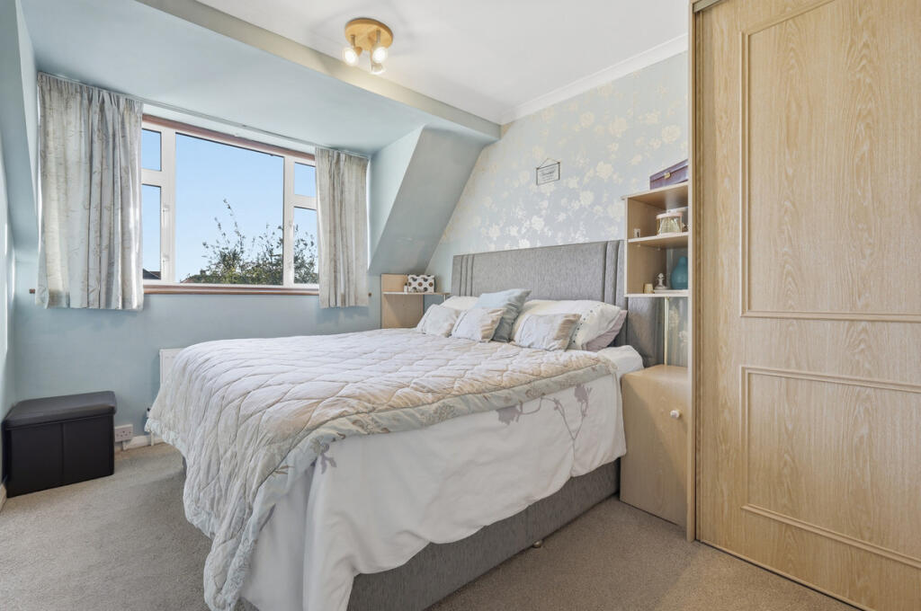 4 bed semi-detached house in Fontayne Avenue Romford RM1 4NR