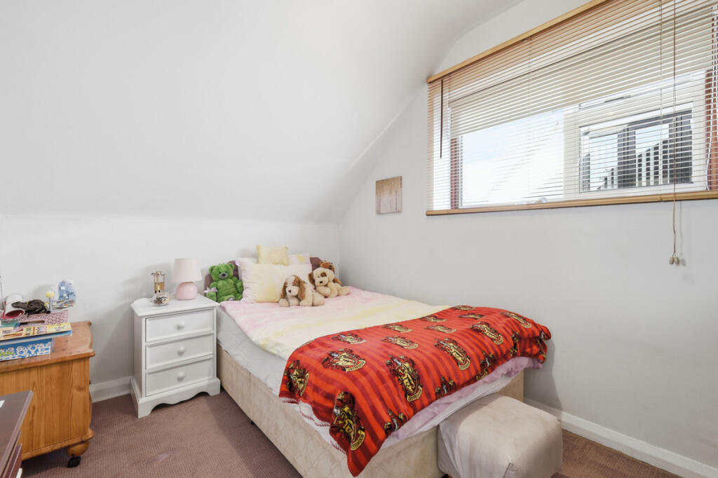 4 bed semi-detached house in Fontayne Avenue Romford RM1 4NR