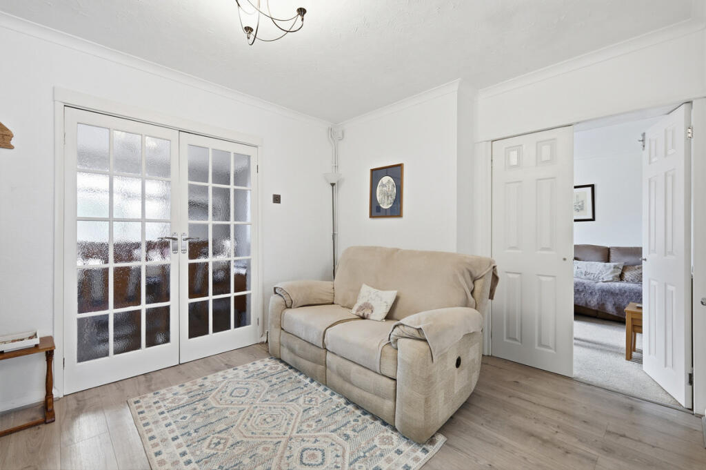 4 bed semi-detached house in Fontayne Avenue Romford RM1 4NR