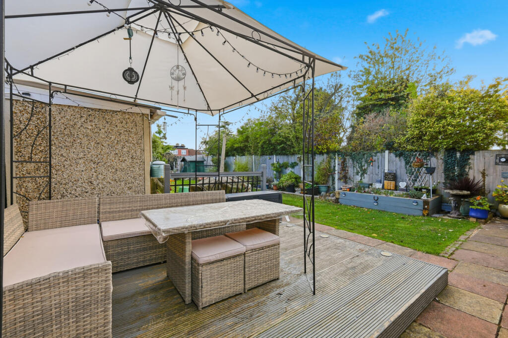 4 bed semi-detached house in Fontayne Avenue Romford RM1 4NR